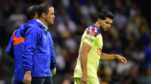 André Jardine y Henry Martín durante un compromiso con el América