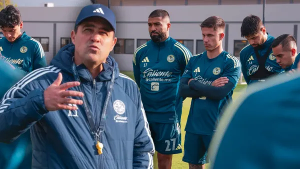 André Jardine y jugadores del Club América durante el inicio de la pretemporada