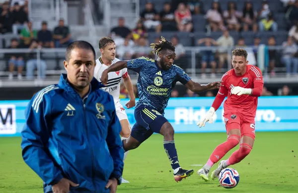 André Jardine y jugadores disputando balón/ Foto Club América.