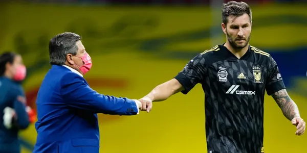 André-Pierre Gignac saludando a Miguel Herrera (Fuente: Mediotiempo)