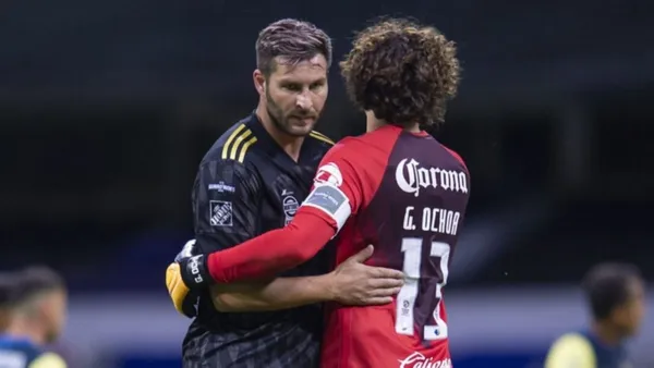 André-Pierre Gignac y Guillermo Ochoa antes en la rivalidad aparte desde la liga francesa