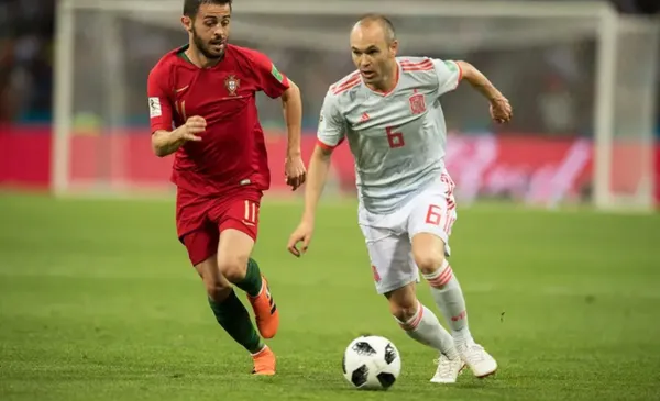 Andrés Iniesta lleva una pelota ante una marca (Fuente: Mexsports y Reuters)