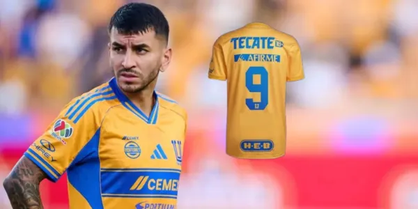 Ángel Correa junto a jersey de Tigres / FOTO EXCÉLSIOR