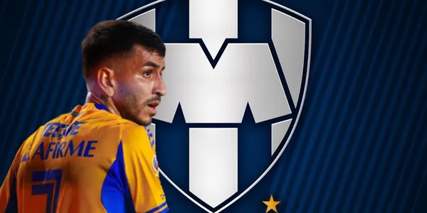Ángel Correa junto al escudo de Rayados / FOTO RÉCORD
