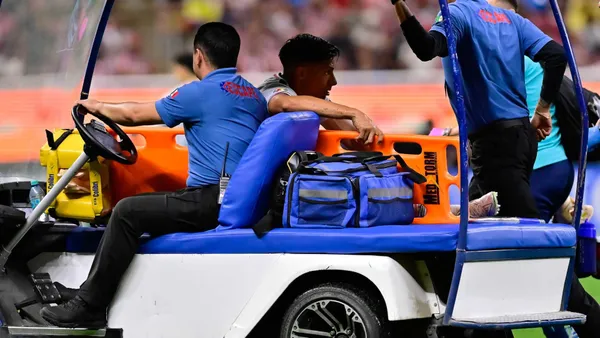 Ángel Sepúlveda se va lesionado del estadio Akron