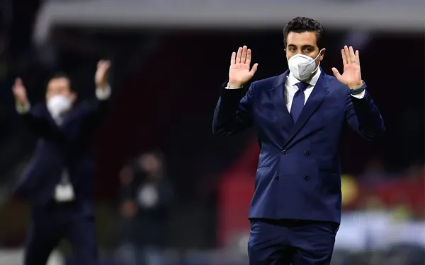 Ángel Zaldívar ha sido cuestionado por la afición de Chivas, pero Michel Leaño lo mantiene como titular.