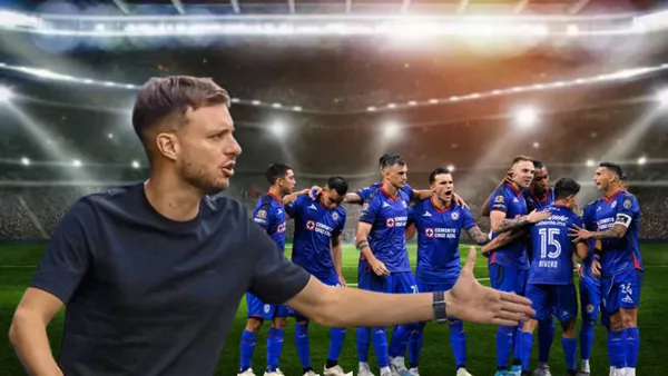 Anselmi, de fondo el equipo de Cruz Azul