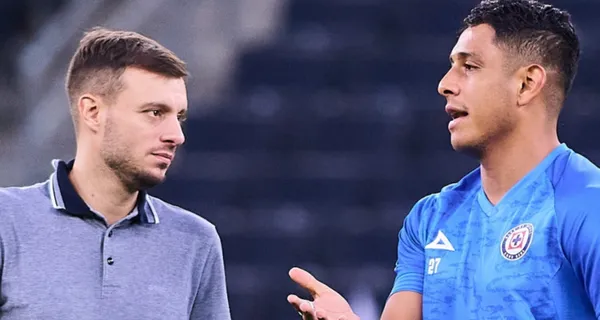 Anselmi y Romo en una charla en el campo de juego (Fuente: Mexsports)