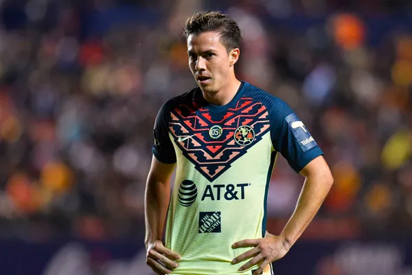 Ante la caída de las negociaciones con América por Uriel Antuna, otros futbolistas como Alexis Vega tendrían que ser vendidos para poder pagar el pase del americanista.