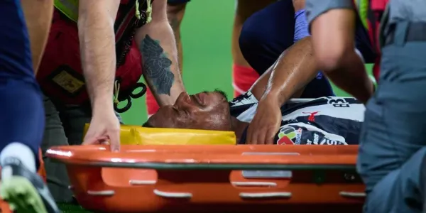 Anthony Martial salió lesionado en el Rayados vs León