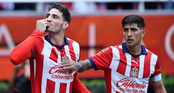 Antonio Briseño festeja gol que hizo con las Chivas (Fuente: Mexsports)