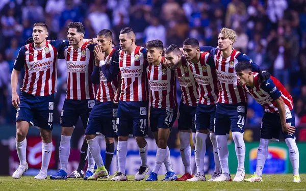 Antonio Briseño podría iniciar como titular el torneo con Chivas y así ha defendido a Michel Leaño.