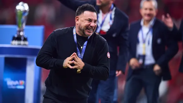 Antonio Mohamed festejando el bicampeonato con Toluca