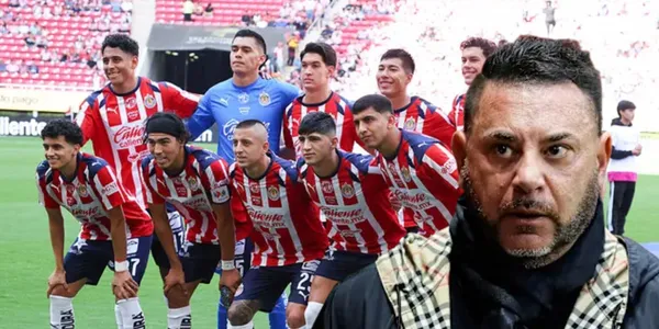 Antonio Mohamed junto a futbolistas de Chivas / FOTO YAHOO NOTICIAS