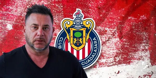 Antonio Mohamed junto al escudo de Chivas / FOTO ESTO