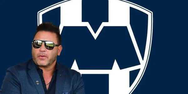 Antonio Mohamed junto al escudo de Rayados / FOTO Facebook