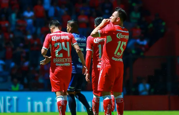 Antonio Ríos, jugador de los Diablos Rojos del Toluca, causó polémica por mostrarse en dos ocasiones utilizando mercancía de "La Familia Michoacana", organización criminal.