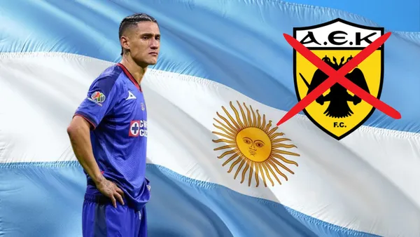 Antuna con la bandera argentina y el escudo del AEK descartado