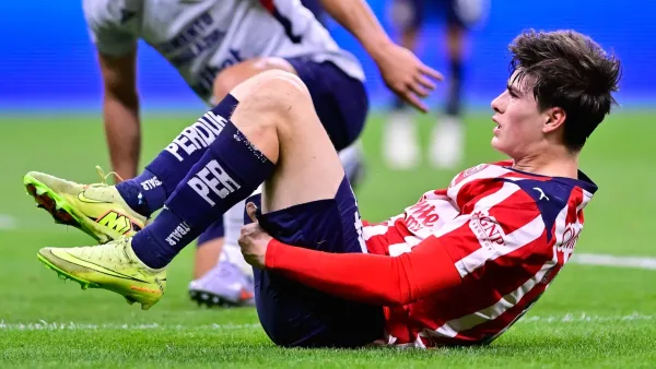 Armando González derribado en el césped