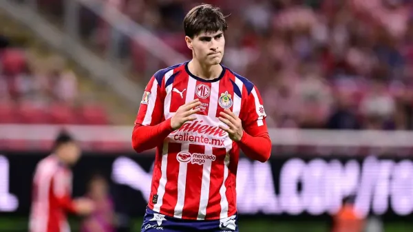 Armando González disputando un partido con Chivas