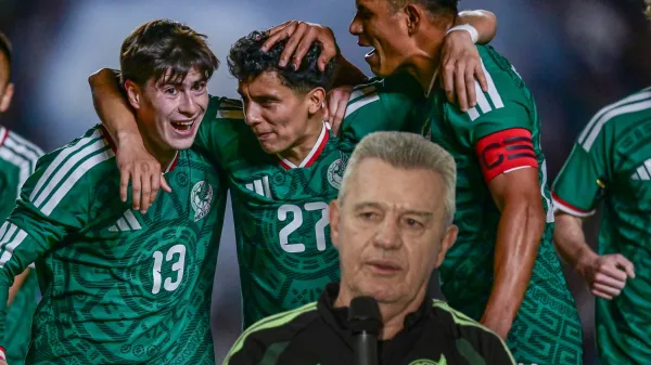 Armando González festejando con sus compañeros en la selección mexicana y Javier Aguirre