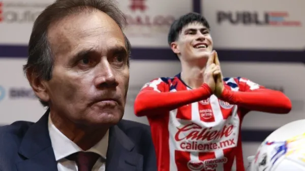 Armando González festejando su gol y Fernando Quirarte