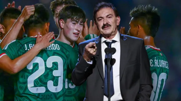 Armando González festejando su gol y Ricardo La Volpe