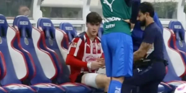 Armando González fue captado con un vendaje y siendo tratado por el cuerpo médico de Chivas: fue el protocolo para definflamarlo