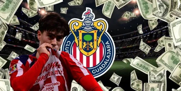 Armando González junto al escudo de Chivas / FOTO MEXSPORT