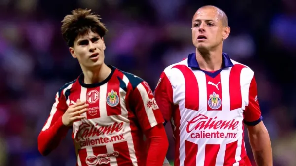 Armando González y Chicharito Hernández con la playera de Chivas