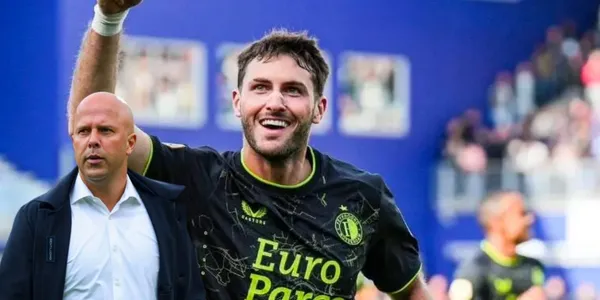 Arne Slot responde acerca de los rumores de Santi Giménez al Real Madrid