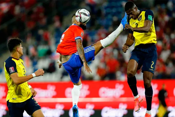 Arturo Vidal volvió a vivir una noche complicada con su selección, lo que le acarreó nuevas críticas tras ser expulsado ante Ecuador.