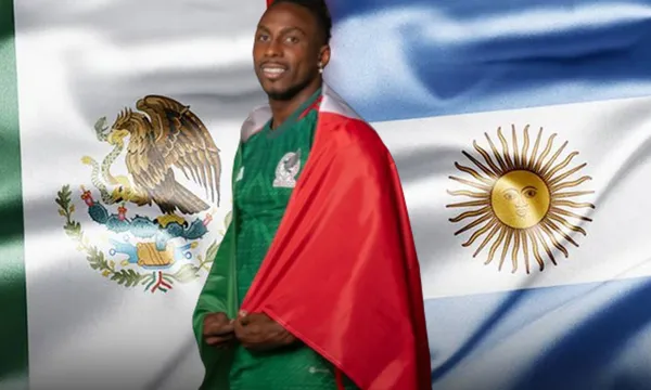 Bandera de Argentina y bandera de México con Julián Quiñones / El Futbolero