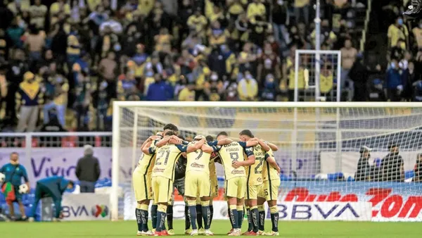 Barra de animación del América acude a Coapa a colgar una manta para pedir la salida de Santiago Baños