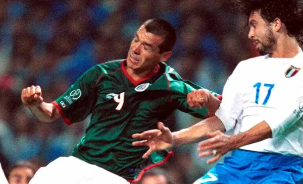 Borgetti pelea una pelota ante defensor de Italia (Fuente: Mexsports)