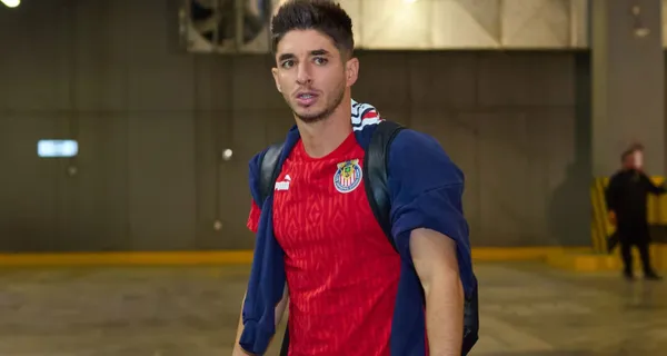 Brizuela es captado en los exteriores del estadio (Fuente: Mexsports)