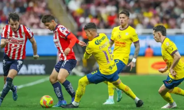 Brizuela llega la pelota ante la marca de Calderón (Fuente: Mexsports)