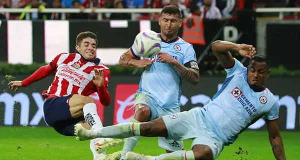 Brizuela pelea una pelota ante la marca de Wilder Ditta (Fuente: Mexsports)