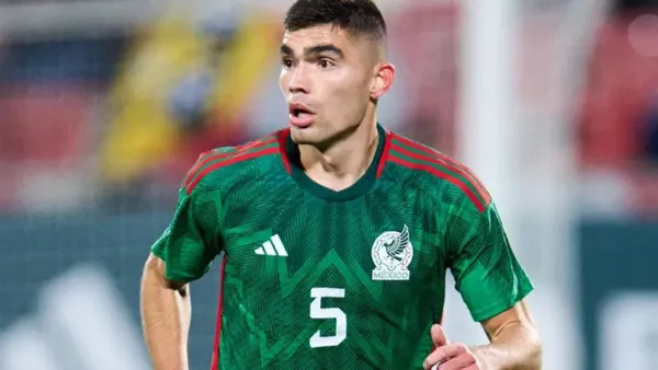 Buenas actuaciones de Johan Vásquez con selección y Genoa, han llamado la atención (Foto: Mexsport)