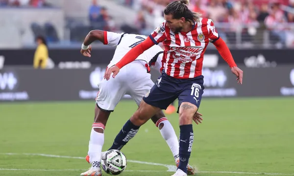 Cade Cowell disputa una pelota con un jugador del San José (Fuente: Chivas)