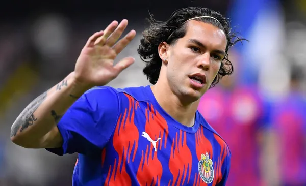 Cade Cowell saluda a la gente de Chivas (Fuente: Mexsports)