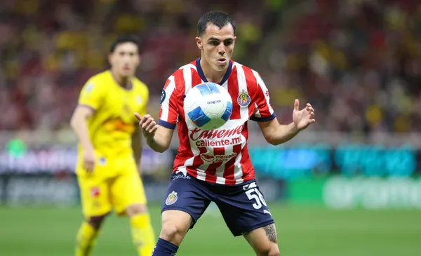 Camberos controla la pelota, ante marca de jugador del América (Fuente: Mexsports)