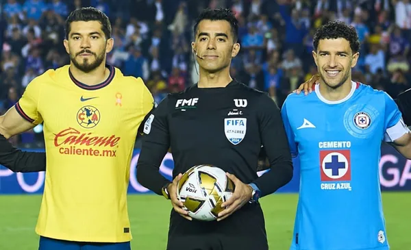 Capitanes de América y el Azul posan con el central Escobedo (Fuente: Mexsports)