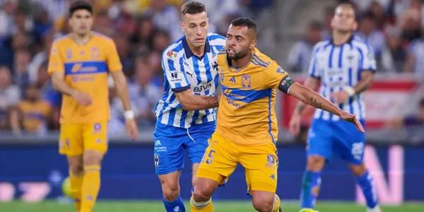 Carioca disputa el balón con Canales en el duelo Monterrey vs. Tigres / Foto: La Razón
