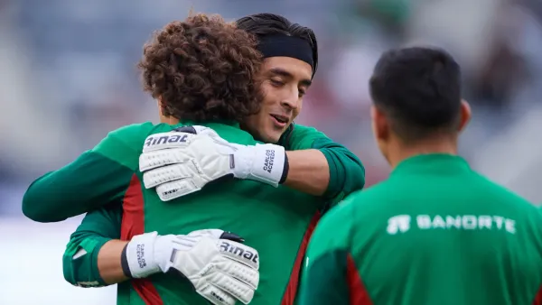 Carlos Acevedo dándole un fuerte abrazo a Guillermo Ochoa