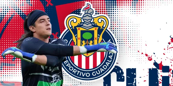 Carlos Acevedo junto al escudo de Chivas / FOTO RÉCORD