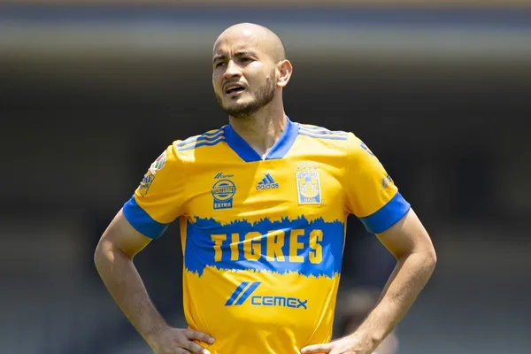 Carlos Gonzáles una vez más dejó mucho que desear en el encuentro contra Puebla y no ha llenado las expectativas de los hinchas de Tigres, ahora Miguel Herrera lo considera en la banca