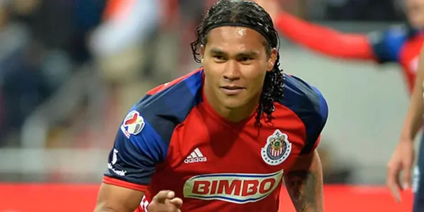 Carlos Peña con la playera de Chivas (Foto: Imago7)