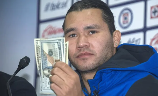 Carlos Peña mostrando dinero (Fuente: Mexsports y Grok)