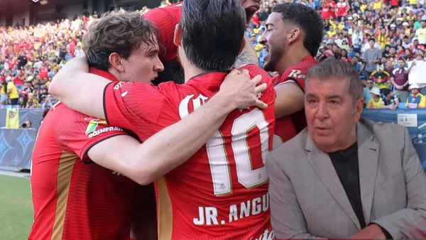 Carlos Reinoso y jugadores del Toluca